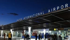 Baf Havalimanı’nda Kıbrıslı Türk oldukları iddia edilen üç kişi, 174 karton sigarayla yakalandı