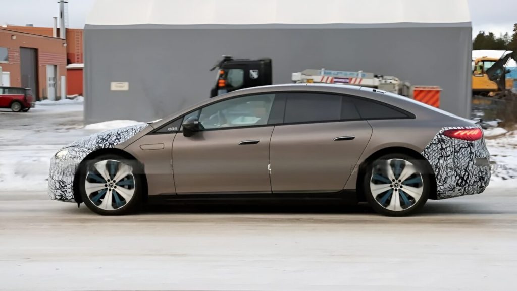 Yeni Mercedes-Benz EQS testte görüntülendi! Yıldız farlarla geliyor