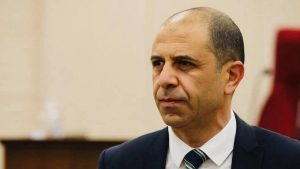 Özersay: Rum tarafı Güney’e geçişlerde bazı vatandaşlarımıza ilave zorluklar çıkarıyor