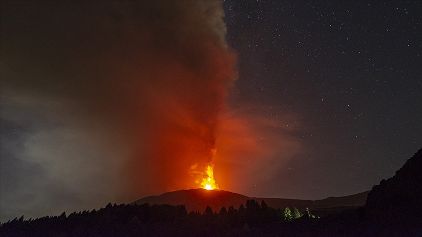 İtalya’da Etna Yanardağı’nda lav akışı meydana geldi