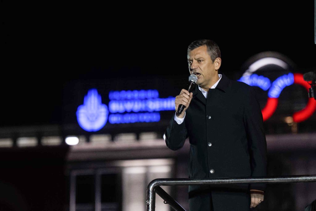 Özgür Özel, Saraçhane’deki İBB binası önünde toplananlara hitap etti