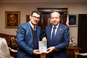 Cumhurbaşkanı Ersin Tatar’a Mete Özsezer tarafından kitap takdim edildi
