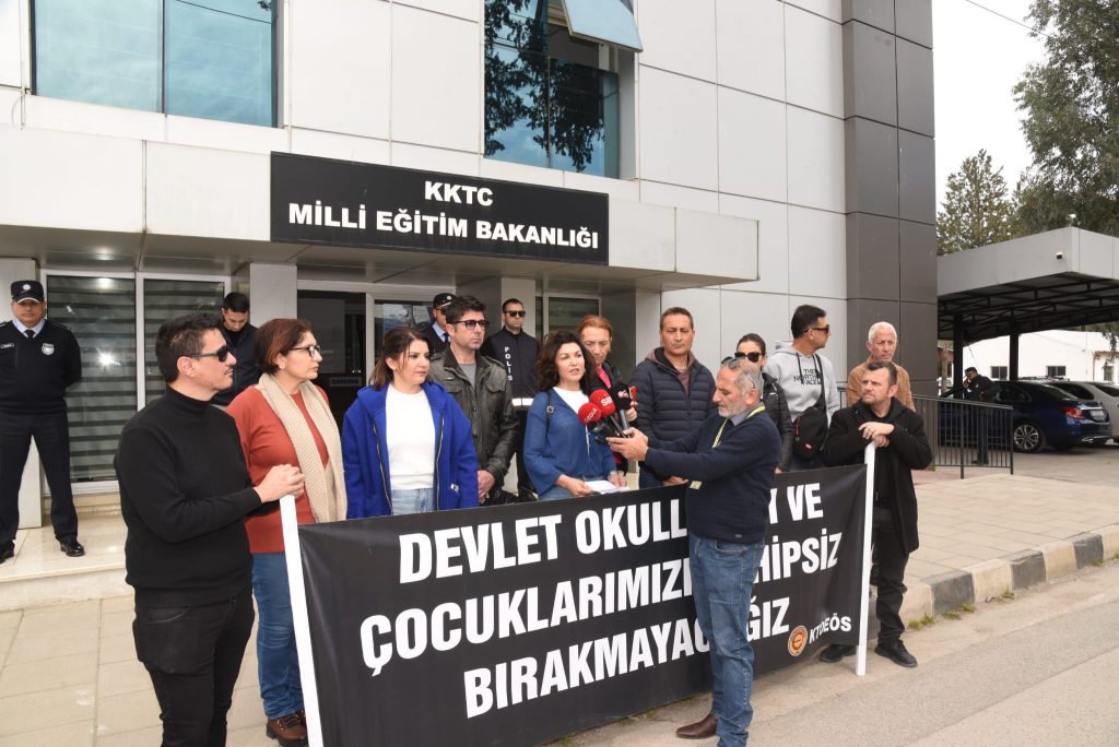 KTOEÖS Milli Eğitim Bakanlığı’na siyah çelenk bıraktı