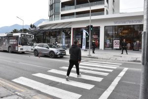 Girne’de Semih Sancar Caddesi’ne yerleştirilen yaya trafik ışığı kullanıma açıldı