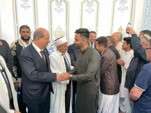 Cumhurbaşkanı Ersin Tatar, Bayram namazını Dr Suat Günsel Camisi’nde kıldı, halkla bayramlaştı