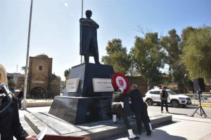 Büyükelçi Ali Murat Başçeri, Atatürk Anıtı’na çelenk sundu