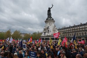 Fransa’da Le Pen hakkındaki kararın ardından hukuk devletine yönelik tehditler protesto edildi