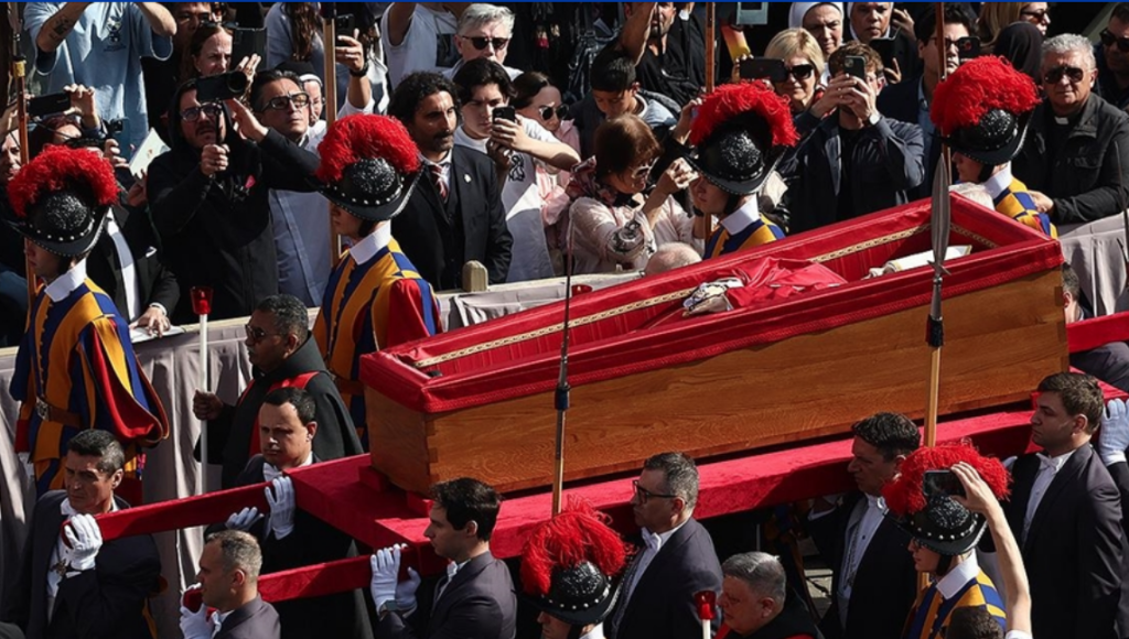 Papa Franciscus’un naaşı taziye ziyaretlerine açıldı