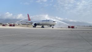 THY’nin ikinci geniş gövde uçağı Ercan’a teker koydu