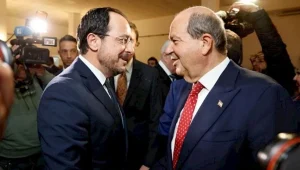 Liderlerin görüşmesi Rum basınında: Görüşüyorlar, ancak ikisi de karar almaktan kaçınıyor!