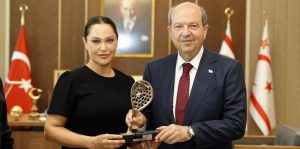 Cumhurbaşkanı Tatar, sanatçı Hülya Avşar’ı kabul etti