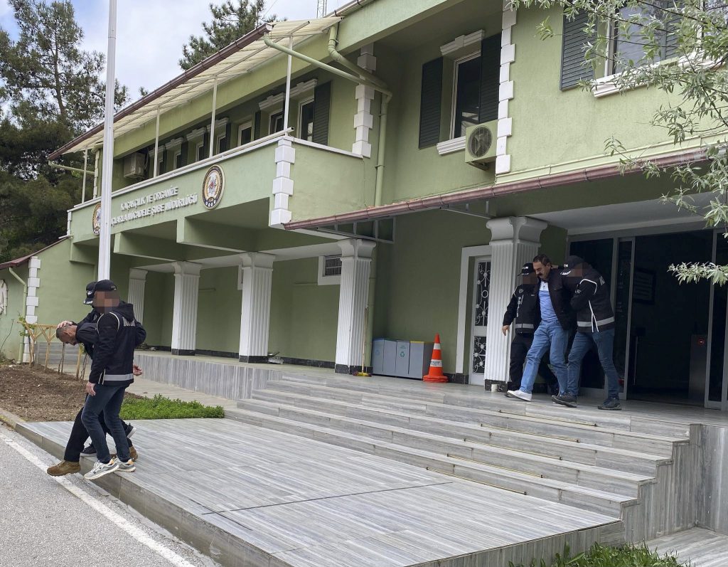 Uşak’ta KKTC için sahte belge düzenleyen 2 şüpheli tutuklandı