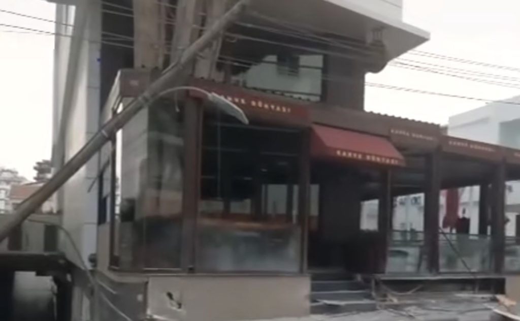 Alkollü sürücü işyeri camına ve elektrik direğine çarptı