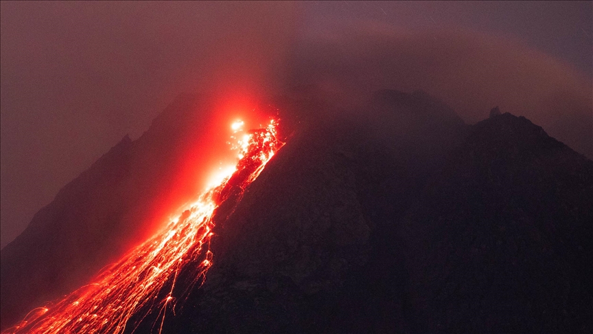 Endonezya’daki Lewotobi Laki-Laki Yanardağı’nda patlama meydana geldi
