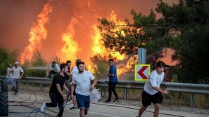Bursa’da yangın sürüyor: Bir itfaiye personeli kalp krizi sonucu hayatını kaybetti