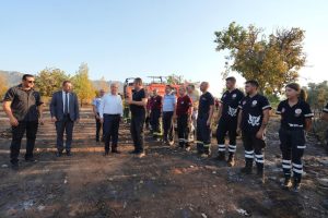 Cumhurbaşkanı Ersin Tatar, Esentepe Karaağaç Bölgesi’ndeki yangın yerine giderek incelemelerde bulundu