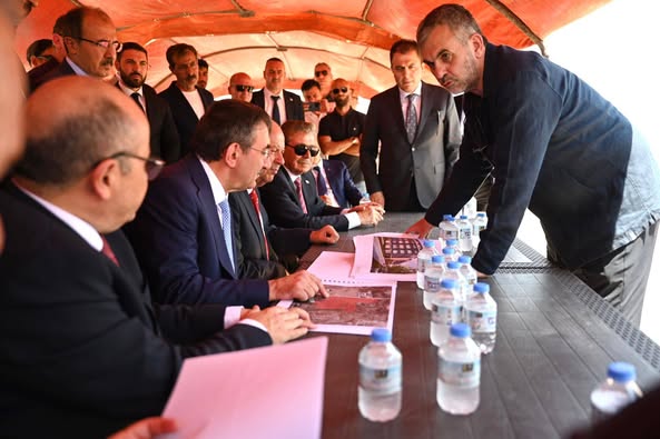 TC Cumhurbaşkanı Yardımcısı Yılmaz, temasları kapsamında yeni Devlet Hastanesi inşaat alanını inceledi.