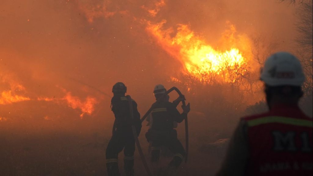Çeşme’de orman yangını: İzmir-Çeşme kara yolu ulaşıma kapatıldı