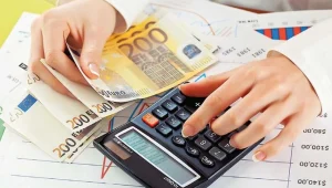 Güney Kıbrıs’ta ortalama maaş 2 bin 509 Euro: Rum basını maaşların artmamasına tepki gösteriyor