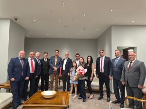 İngiltere milletvekili Afzal Khan, Ercan Havalimanı’ndan ülkeye geldi