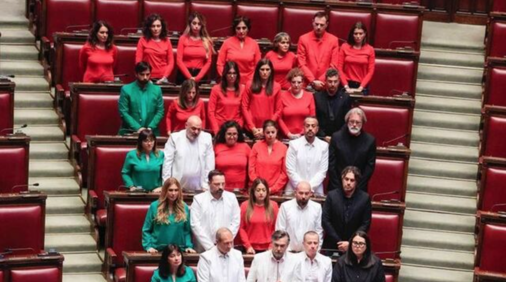 İtalya’da muhalefet vekilleri, parlamentoya Filistin bayrağının renklerini taşıyan kıyafetlerle girdi