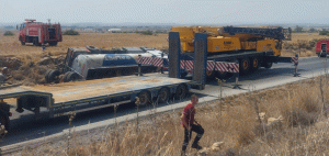 İskele-Ercan ana yolunda akaryakıt yüklü tanker devrildi