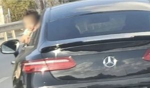 Seyir halindeki aracın penceresinden sarkan çocuk için araç sürücüsüne polisten 8693 TL ceza