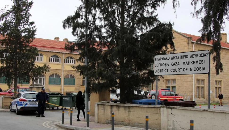 Uyuşturucu bulundurmak ve polisi tehdit etmekten Güney’de tutuklu sanığın annesi, savcıya saldırdı