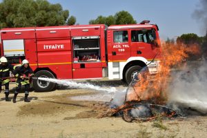 Dörtyol Ağıllar bölgesinde yangın… 50 rulo balya yandı