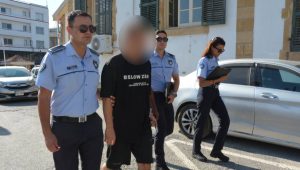 Ev arkadaşının parasını ve pasaportunu çaldı