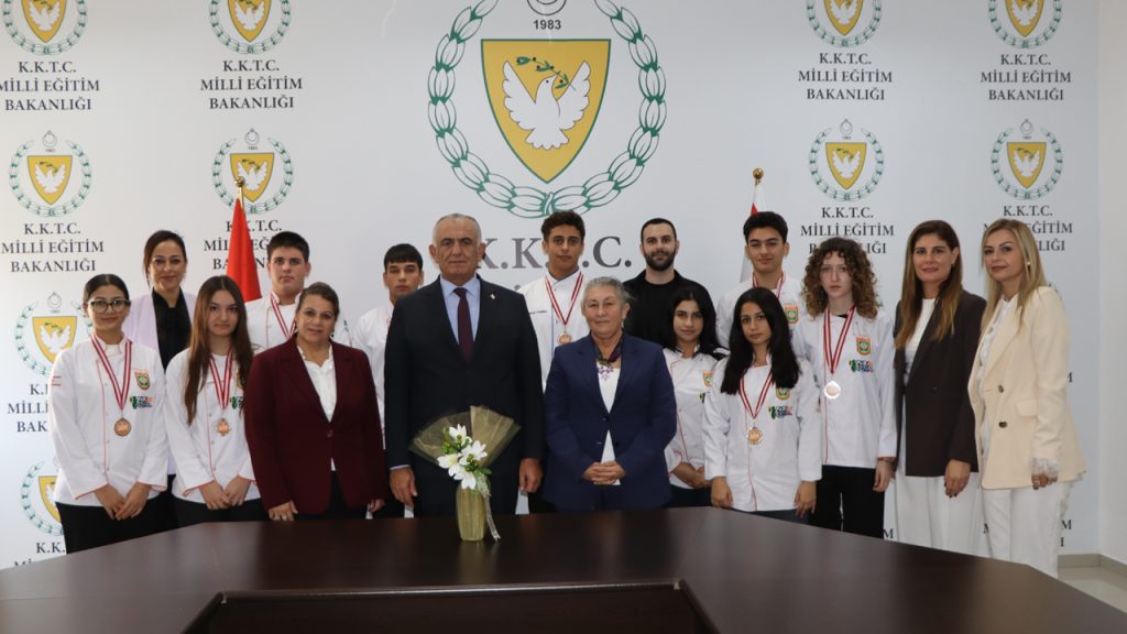 Çavuşoğlu, Güzelyurt Meslek Lisesi Turizm Alanı öğrencilerini kabul etti