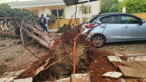 Güney Kıbrıs’ta tornado evlere ve altyapıya zarar verdi!