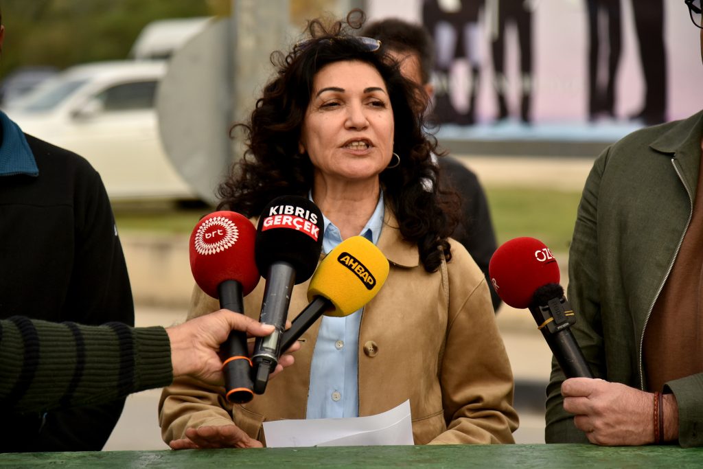 KTOEÖS, Başbakanlık ışıklarında eylem yaptı