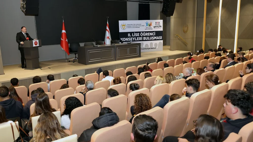Öztürkler: “Fikirlerinizi özgürce dile getirin”