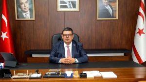 Berova, Dr. Küçük’ün, mücadelesiyle tarihe yön vermiş bir lider olduğunu vurguladı