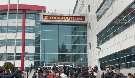 İsias Otel’in yıkılmasında kusuru bulunan altı kamu görevlisinin duruşması 12.30’a ertelendi
