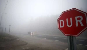 Sis nedeniyle ana yollarda görüş mesafesi azaldı