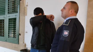 Yatak odasının penceresinden girdi, çelik kasadaki her şeyi çaldı