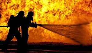 Lefkoşa’da seyir hâlindeki araçta yangın: Bölgede bulunan vatandaşlar yangını söndürdü