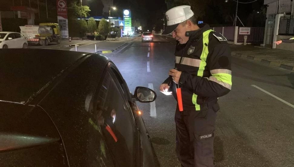 Üç ilçede eş zamanlı asayiş ve trafik denetimleri: 659 sürücü rapor edildi, 24 araç trafikten men edildi