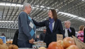 CTP Genel Başkanı Sıla Usar İncirli İskele’de esnaf ve pazarcılarla buluşarak sorunlarını dinledi