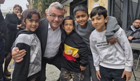 Cumhurbaşkanı Erhürman, Arasta’da yurttaşlarla bayramlaştı