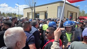 Meclis önünde tansiyon yüksek!