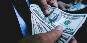 2 bin 500 TL’lik gömlek için sahte dolar verdiler