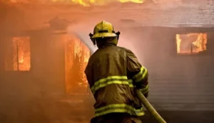 Girne’de mum yangını: 2 kişi kurtarıldı