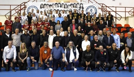 DAÜ Şampiyon Meleklerin anısını sahada yaşadı: Voleybolcular aynı duyguda buluştu