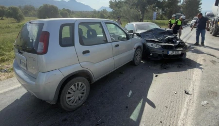 Arapköy girişinde iki araç kafa kafaya çarpıştı