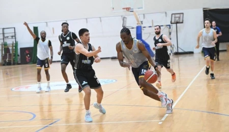 MESAD, Karaoğlanoğlu’nu 64-52 mağlup etti: Galibiyetin mimarı Apugo sakatlandı