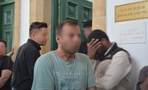 Caminin yardım kutusuna göz dikti