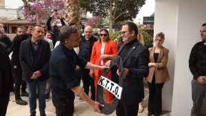 Sendikalar, Ticaret Odası’nı kınadı; Oda’ya siyah çelenk bıraktı